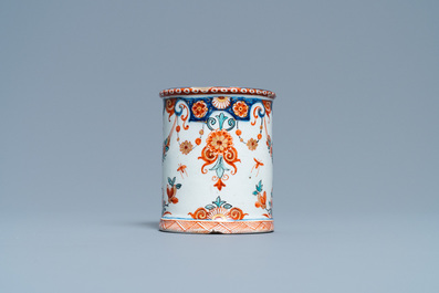 Un pot &agrave; confiture en fa&iuml;ence de Delft polychrome et dor&eacute;e, 18&egrave;me