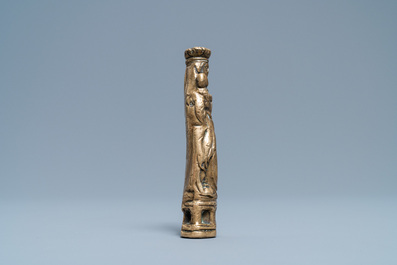 Un ornement de lustre en bronze en forme d'une Vierge &agrave; l'enfant, Pays-Bas, peut-&ecirc;tre Utrecht, 1&egrave;re moiti&eacute; du 16&egrave;me