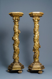 Une paire de colonnes en bois sculpt&eacute; et dor&eacute; aux chapiteaux ioniques, guirlandes et pattes de lions, Italie, 18&egrave;me