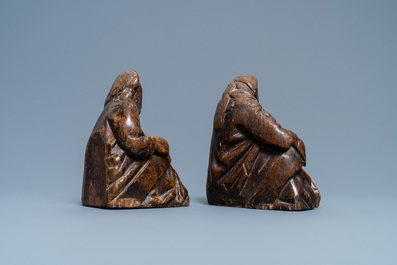 Une paire d'ornements figuratives d'une banque d'&eacute;glise en ch&ecirc;ne sculpt&eacute;, Angleterre, 14/15&egrave;me