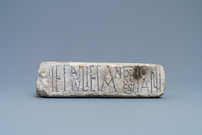 Een Romaanse altaarsteen voor een reliek met inscriptie, Frankrijk, 12e eeuw