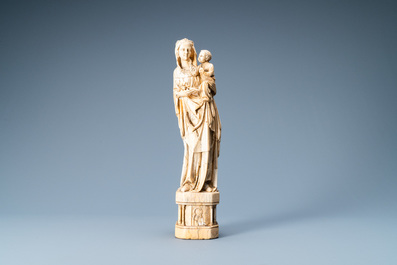 Een ivoren figuur van een Madonna met kind, wellicht Frankrijk, 15/16e eeuw