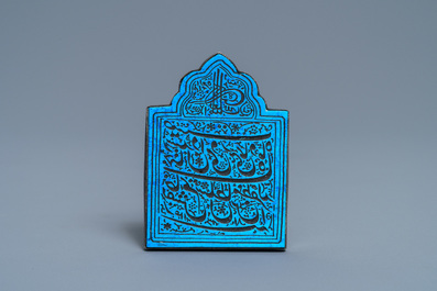 Een turkoois in met kornalijn bezet zilver gevatte zegelstempel van Mozaffar Al-Din Shah Qajar (1896-1907), Iran, gedateerd 1896