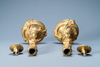 Een paar vergulde bronzen kandelaars, Frankrijk, 18e eeuw
