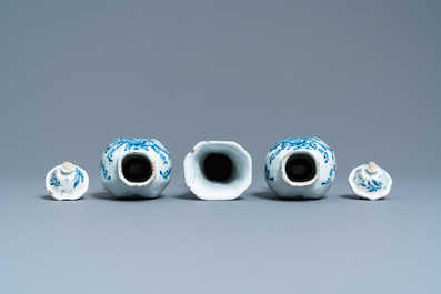 Une collection vari&eacute;e en fa&iuml;ence de Delft en bleu, blanc et polychrome, 18&egrave;me