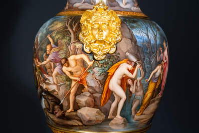 Un important vase en porcelaine de Meissen &agrave; sujet mythologique de 'Diane et Act&eacute;on', 2&egrave;me moiti&eacute; du 19&egrave;me