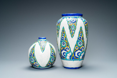 Twee Boch Keramis art deco vazen met craquel&eacute; glazuur, 1e helft 20e eeuw
