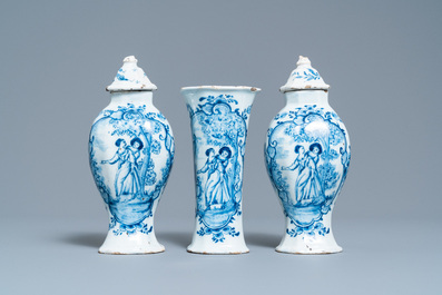 Een diverse collectie blauw-wit en polychroom Delfts aardewerk, 18e eeuw
