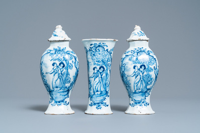 Une collection vari&eacute;e en fa&iuml;ence de Delft en bleu, blanc et polychrome, 18&egrave;me