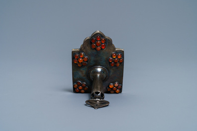 Un sceau de Mozaffar Al-Din Shah Qajar (1896-1907) en turquoise mont&eacute; en argent orn&eacute; de cornalines, Iran, dat&eacute; 1896