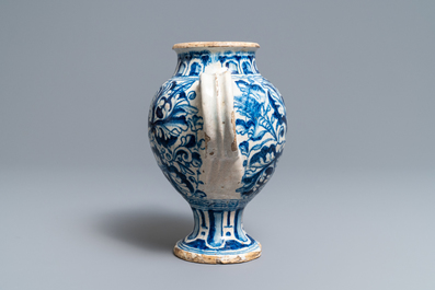 A blue and white Antwerp maiolica 'a foglie' wet drug jar, 2nd half 16th C.