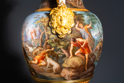 Un important vase en porcelaine de Meissen &agrave; sujet mythologique de 'Diane et Act&eacute;on', 2&egrave;me moiti&eacute; du 19&egrave;me