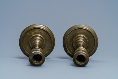 Une paire de bougeoirs &agrave; colonnes en bronze, France, 2&egrave;me moiti&eacute; du 16&egrave;me