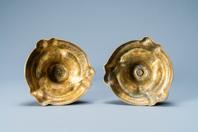 Een paar vergulde bronzen kandelaars, Frankrijk, 18e eeuw