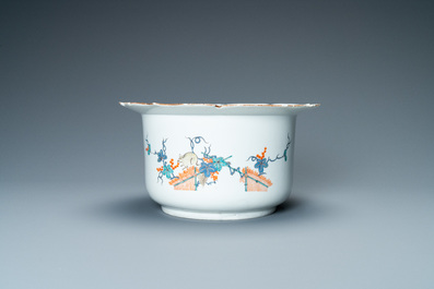 Un rafra&icirc;chissoir en porcelaine p&acirc;te tendre &agrave; d&eacute;cor Kakiemon, Chantilly, France, 18&egrave;me