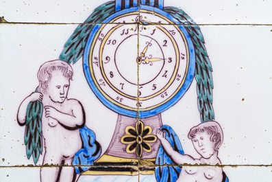 Een polychroom Delfts tegeltableau met een klok, eind 18e eeuw