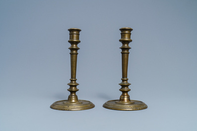 Une paire de bougeoirs &agrave; colonnes en bronze, France, 2&egrave;me moiti&eacute; du 16&egrave;me