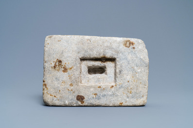 Une pierre reliquaire d'autel romane portant une inscription, France, 12&egrave;me