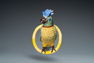 Un mod&egrave;le d'un perroquet en fa&iuml;ence polychrome de Delft, 18&egrave;me