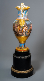 Un important vase en porcelaine de Meissen &agrave; sujet mythologique de 'Diane et Act&eacute;on', 2&egrave;me moiti&eacute; du 19&egrave;me