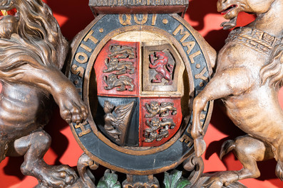 Un grand blason en bois sculpt&eacute; et polychrom&eacute; aux armoiries royales du Royaume-Uni, 19&egrave;me