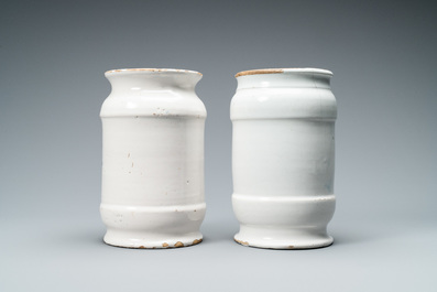 Deux pots de pharmacie de type albarello en fa&iuml;ence de Delft en bleu et blanc, 18&egrave;me