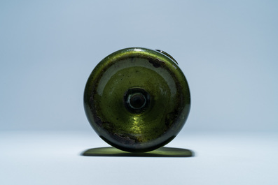 Een groene glazen wijnfles met zegel met gekroond alliantiewapen, 17e eeuw