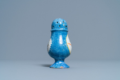 Un saupoudroir en fa&iuml;ence polychrome de Bruxelles, fin du 18&egrave;me