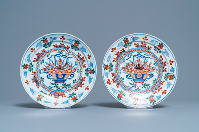 Trois paires d'assiettes en fa&iuml;ence polychrome de Delft, 18&egrave;me