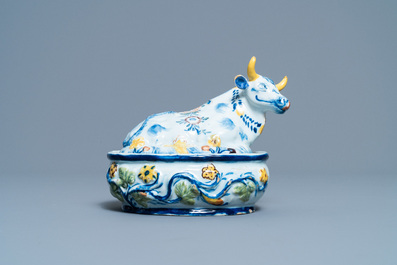 Een polychrome Delftse botervloot met een koe op het deksel, 18e eeuw
