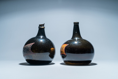 Deux grandes bouteilles en verre vert fonc&eacute; aux inscriptions peintes, 17/18&egrave;me