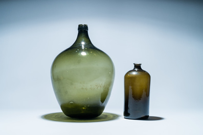 Twee grote groene glazen flessen, 18e eeuw