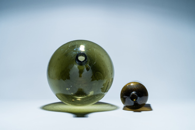 Deux grandes bouteilles en verre vert, 18&egrave;me