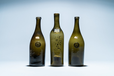 Trois bouteilles &agrave; vin en verre vert orn&eacute;es de sceaux couronn&eacute;s, 18/19&egrave;me