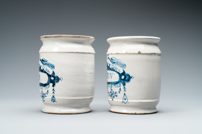 Une paire de pots de pharmacie de type albarello en fa&iuml;ence de Delft en bleu et blanc, 18&egrave;me