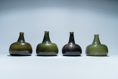 Quatres bouteilles en verre vert, 17/18&egrave;me