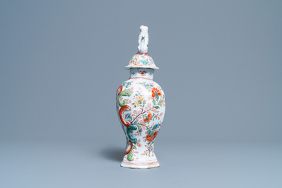 Un vase couvert, un sabot et une paire de petits vases couverts en fa&iuml;ence de Delft, 18/19&egrave;me