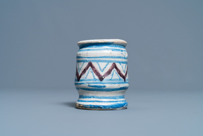 Un petit albarello en bleu, blanc et mangan&egrave;se, majolique d'Anvers ou des Pays-Bas du Nord, 16/17&egrave;me