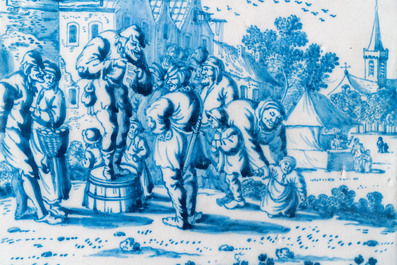 Une plaque en fa&iuml;ence de Delft en bleu et blanc &agrave; d&eacute;cor d'une sc&egrave;ne de village, 2&egrave;me moiti&eacute; du 17&egrave;me