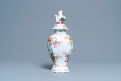 Un vase couvert, un sabot et une paire de petits vases couverts en fa&iuml;ence de Delft, 18/19&egrave;me