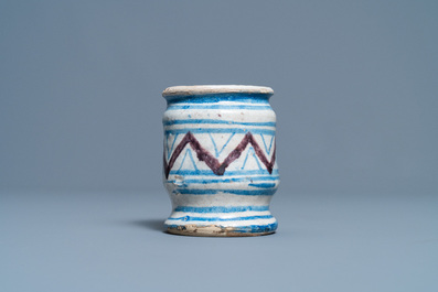 Un petit albarello en bleu, blanc et mangan&egrave;se, majolique d'Anvers ou des Pays-Bas du Nord, 16/17&egrave;me