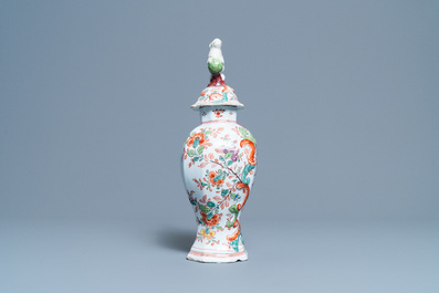 Un vase couvert, un sabot et une paire de petits vases couverts en fa&iuml;ence de Delft, 18/19&egrave;me