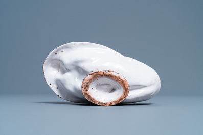 Une coupe de forme ovale figurant une femme, fa&iuml;ence polychrome de Nevers, France, 17&egrave;me