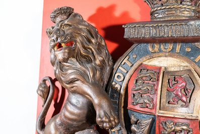 Un grand blason en bois sculpt&eacute; et polychrom&eacute; aux armoiries royales du Royaume-Uni, 19&egrave;me