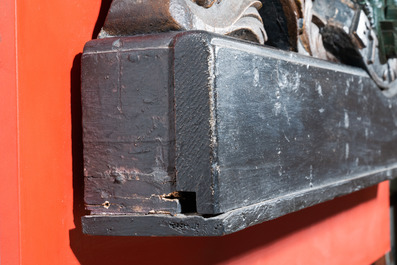 Un grand blason en bois sculpt&eacute; et polychrom&eacute; aux armoiries royales du Royaume-Uni, 19&egrave;me