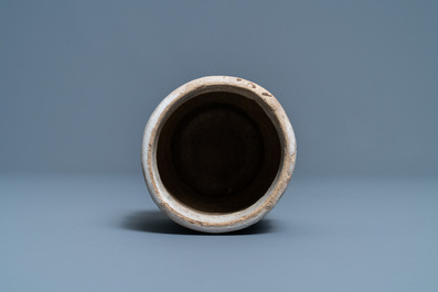 Un petit albarello en bleu, blanc et mangan&egrave;se, majolique d'Anvers ou des Pays-Bas du Nord, 16/17&egrave;me