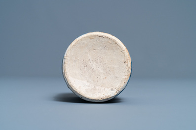 Un petit albarello en bleu, blanc et mangan&egrave;se, majolique d'Anvers ou des Pays-Bas du Nord, 16/17&egrave;me