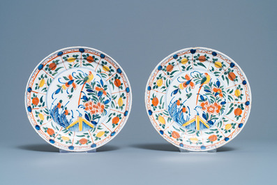 Trois paires d'assiettes en fa&iuml;ence polychrome de Delft, 18&egrave;me