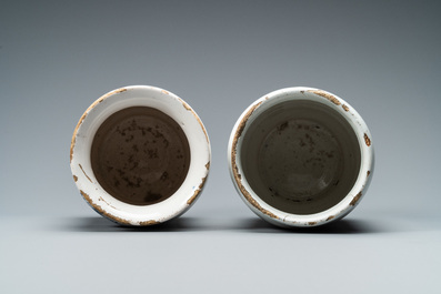 Deux pots de pharmacie de type albarello en fa&iuml;ence de Delft en bleu et blanc, 18&egrave;me