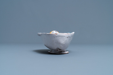 Une coupe de forme ovale figurant une femme, fa&iuml;ence polychrome de Nevers, France, 17&egrave;me